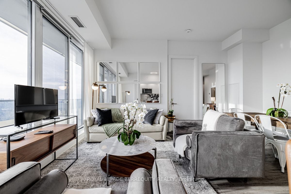 BEAUTIFUL CORNER PENTHOUSE