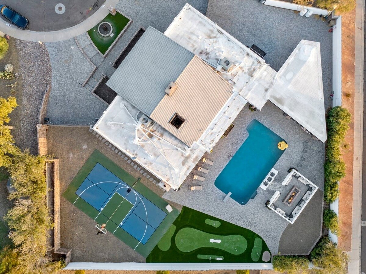 Phoenix Luxury! Pickleball | Free Heated Pool | Hot Tub