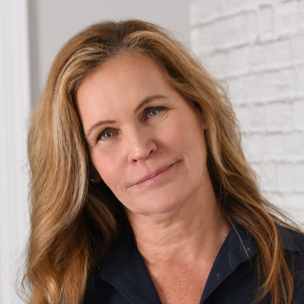 Veronica Kramer Bay Shore, NY Real Estate Agent Headshot