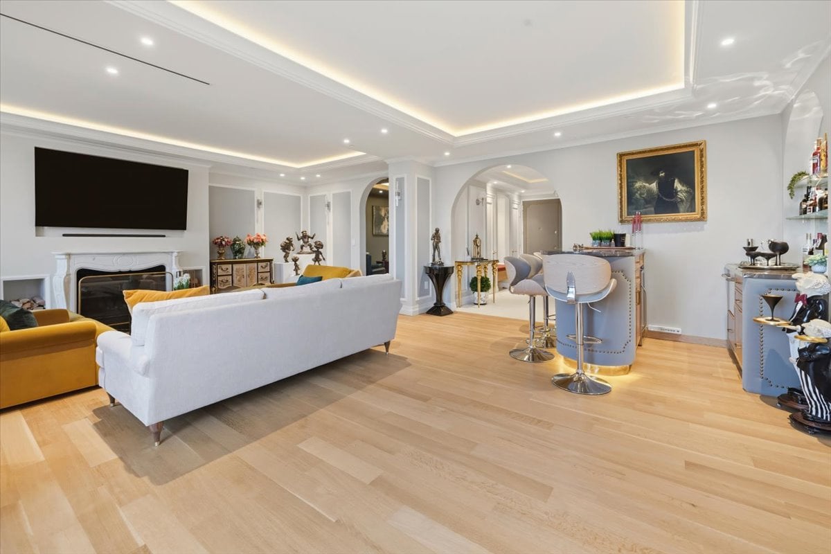 100 Carlyle Drive VG6