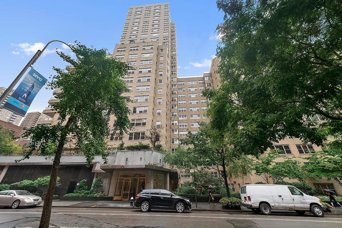 20 E 9th St #23A