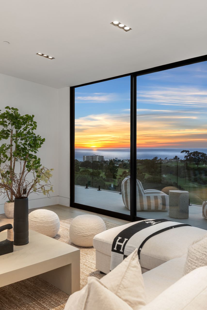 6627 Muirlands Dr, La Jolla, CA 92037