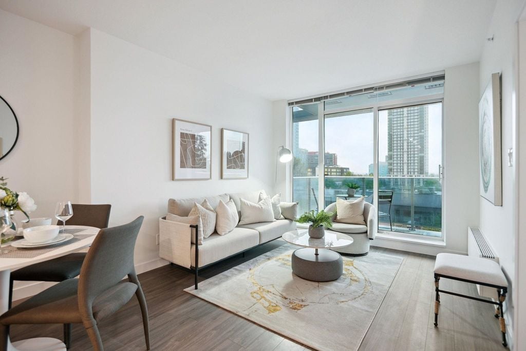 13615 Fraser Hwy, #402