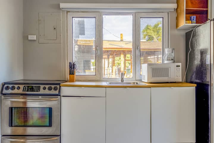 Beach House Apt 11 • Sleeps 4 • Kitchen + Sofa Bed - Airbnb