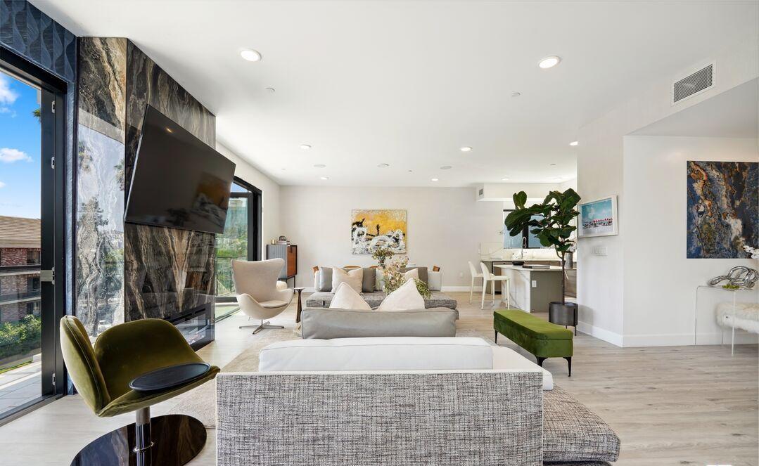 137 N Doheny Dr