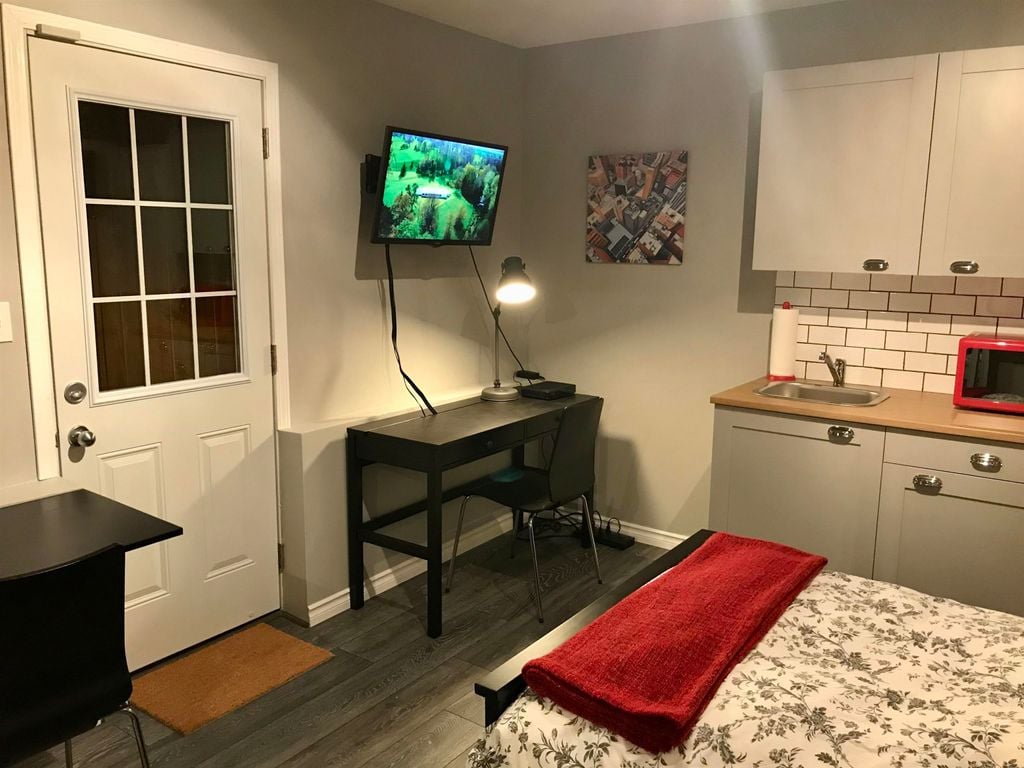 807 Porteau Pl