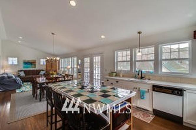 225 W Entiat Dr