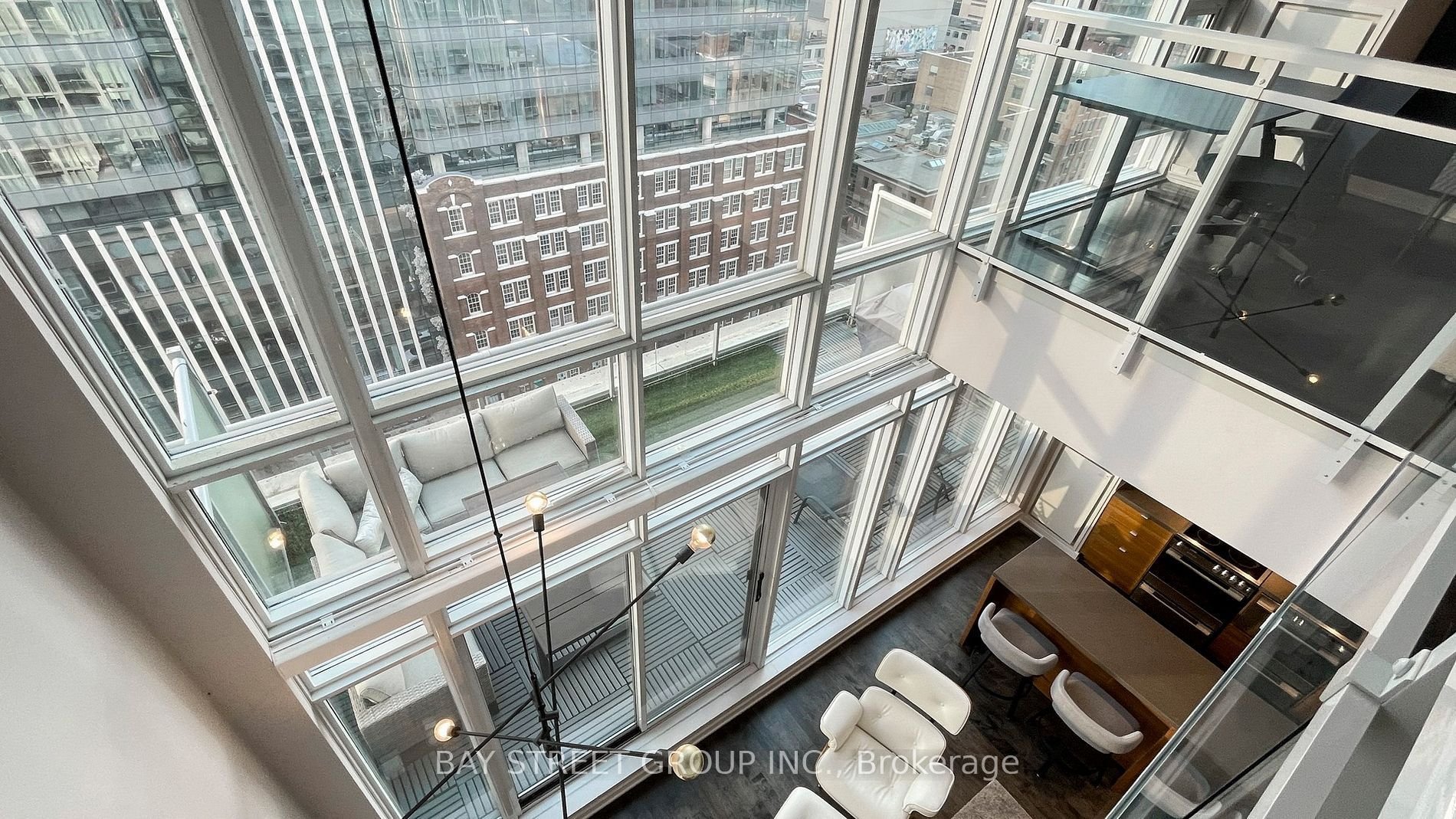 STUNNING SUNNY PENTHOUSE