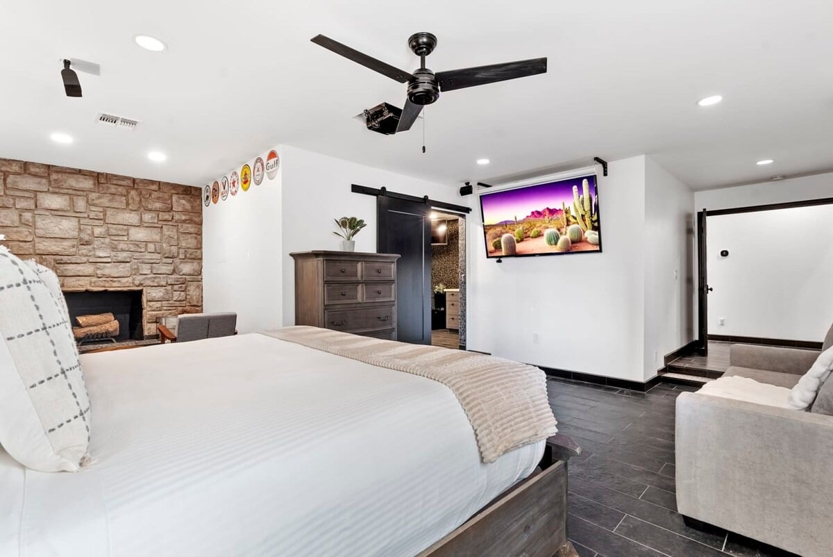 Phoenix Luxury! Pickleball | Free Heated Pool | Hot Tub