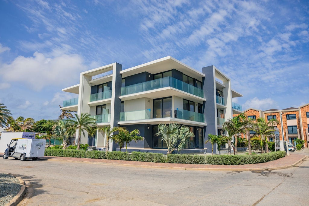 Arashi Boutique Condominiums 