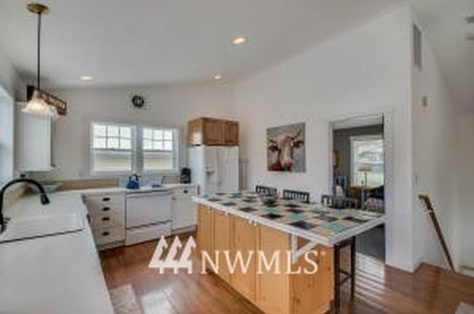 225 W Entiat Dr