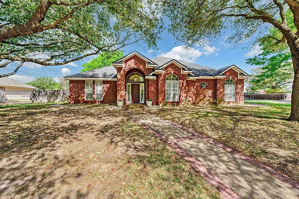 901 Stoneridge Dr