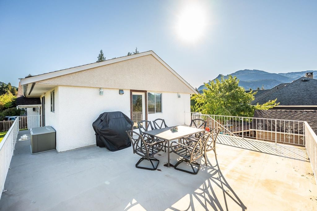 2332 Argyle Cres