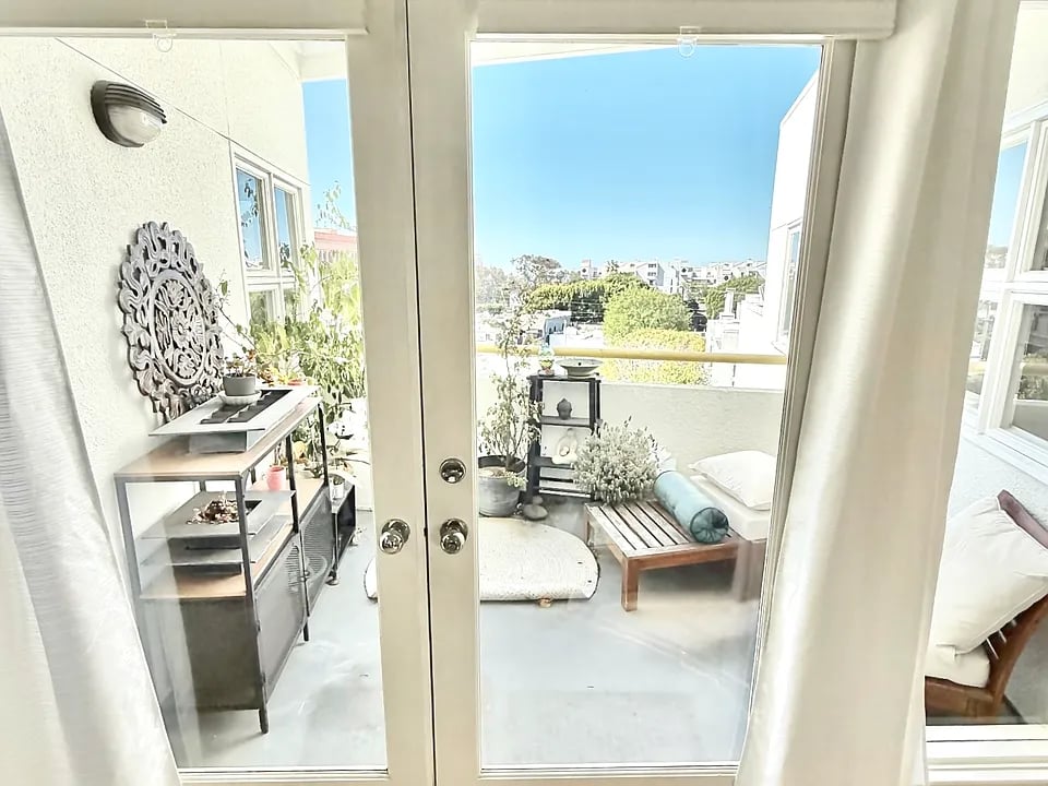 Bright & Breezy Santa Monica Condo Just Blocks from the Beach