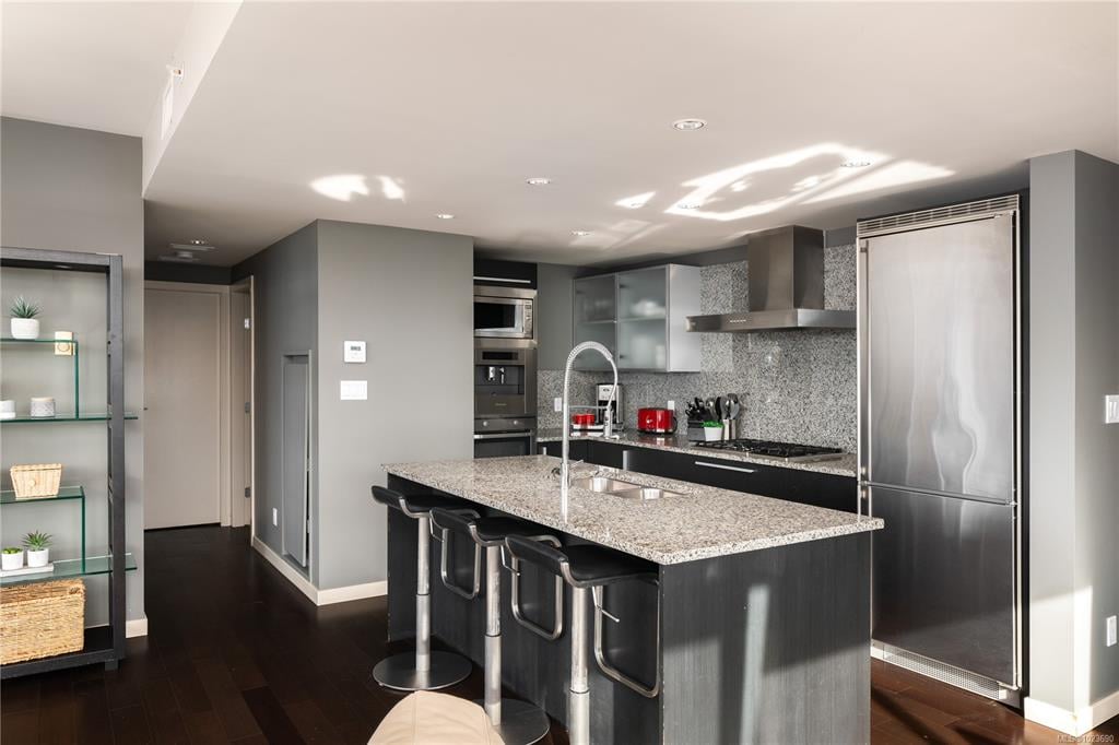 1406 - 707 Courtney St