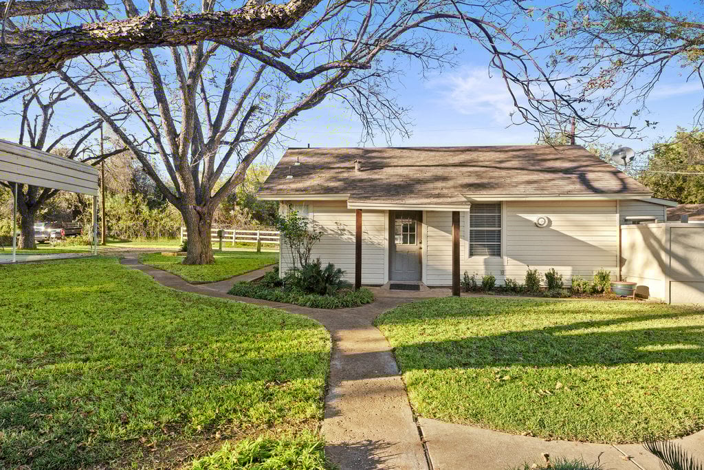 Stunning Waterfront Retreat in the Heart of Kingsland