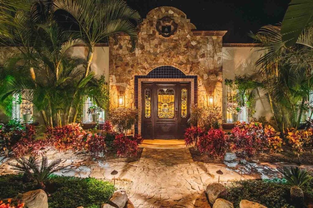 Calling Home Builders, This Is How You Choose Your Exterior Doors.