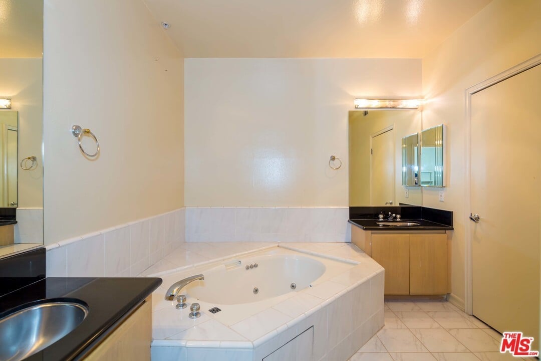 117 N Gale Dr #202