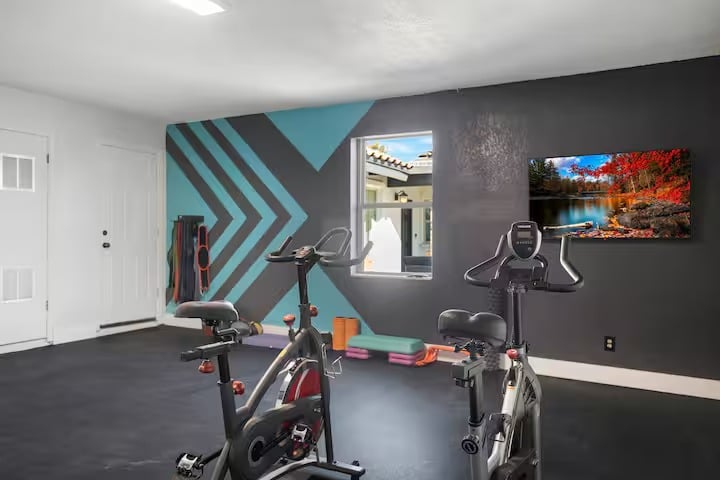 Huge Golf Course Home-Free Heated Pool/Theatre/Gym