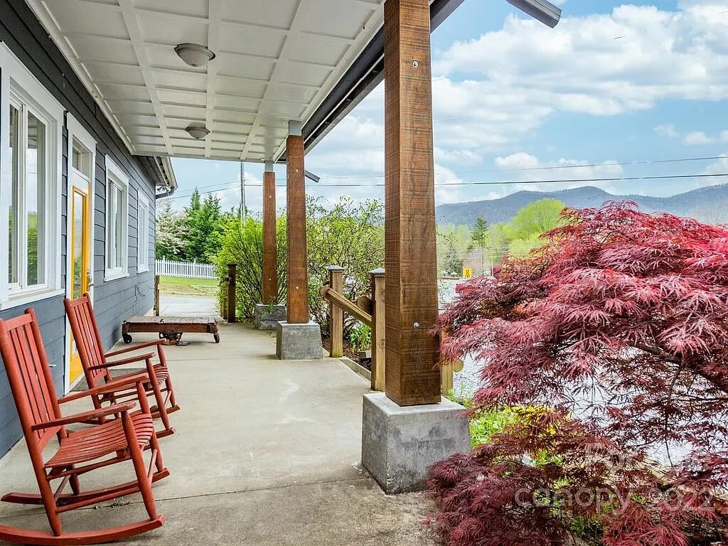 626 Old Lytle Cove Rd