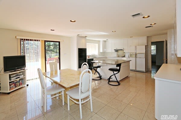 240 Willis Ave, Syosset