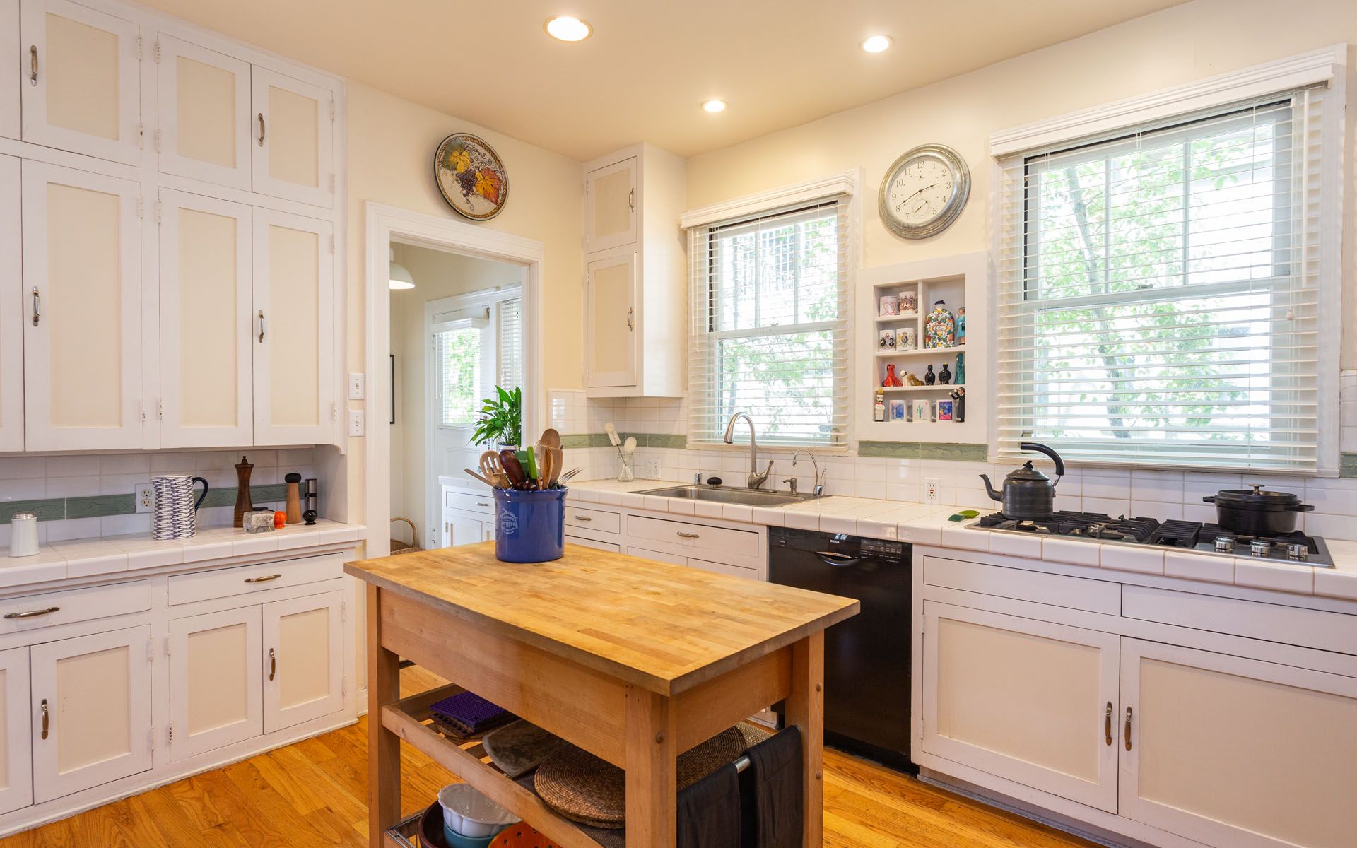 329 N Van Ness Ave, Larchmont