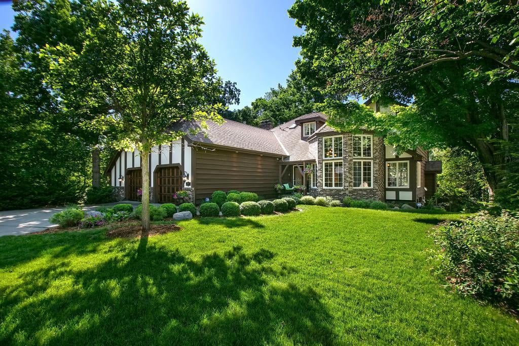 Charming in Eden Prairie!