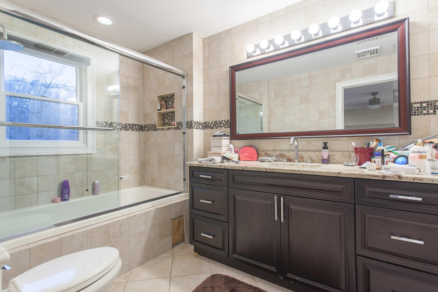 195 Cold Spring Rd, Syosset