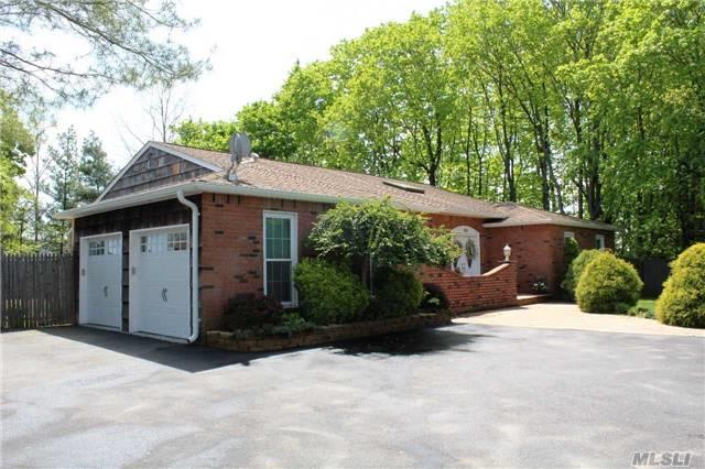 40 Stirrup Ln, Syosset