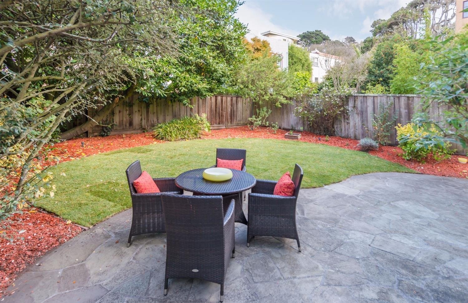32 Taraval St