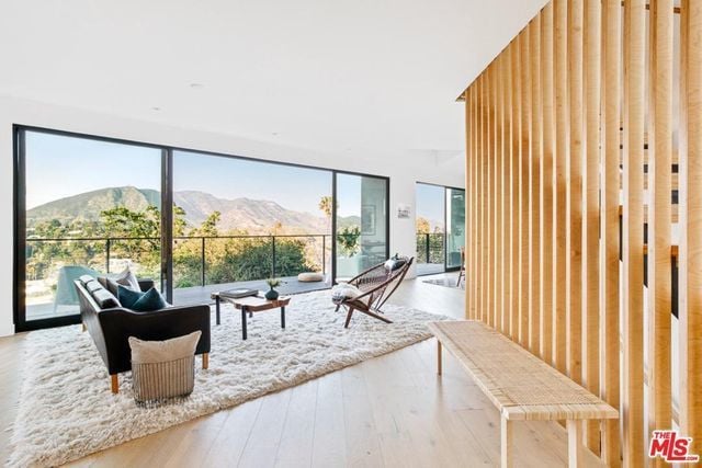 6876 Pacific View Dr