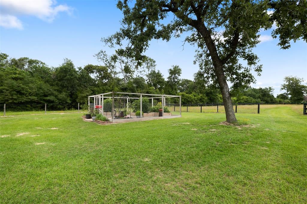 461 Piney Creek Rd Bellville, Tx 77418