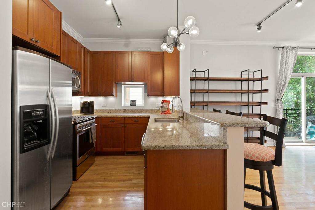 Spacious 606 Duplex: 2342 W. Bloomingdale #104