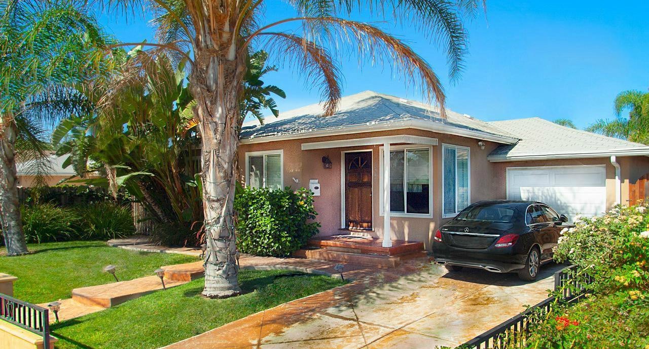 7347 Vanalden Ave