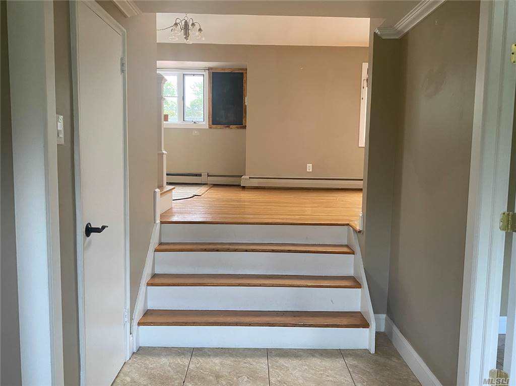 212 Haypath Rd, Old Bethpage