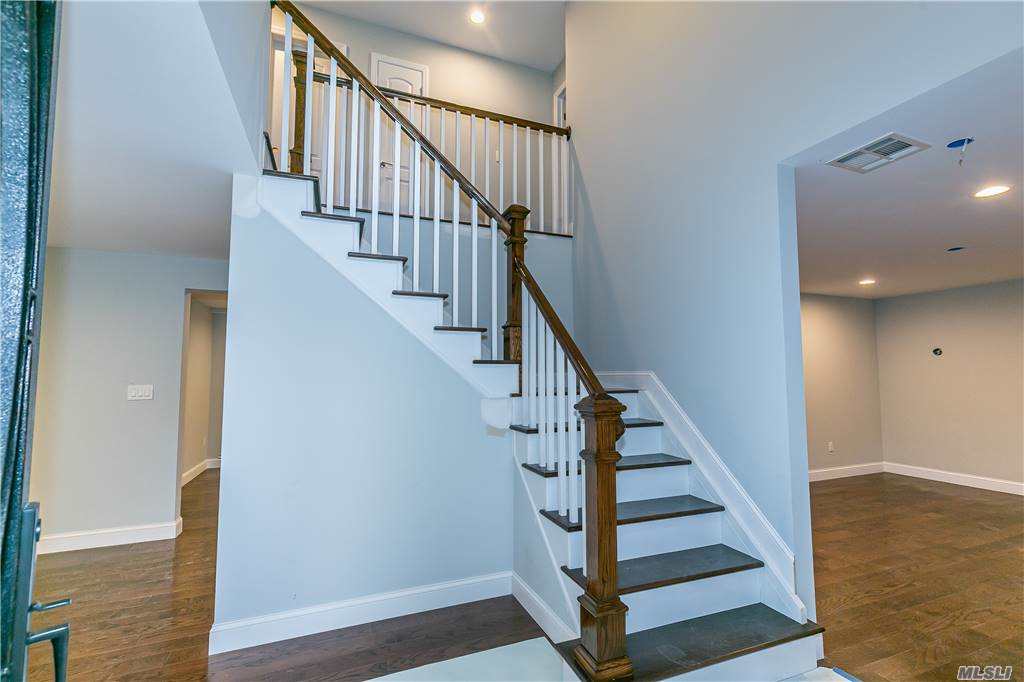 380 Woodbury Rd, Woodbury