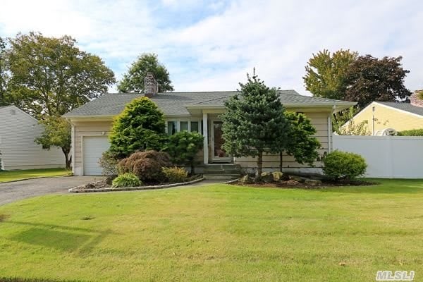 20 New Market Rd, Syosset