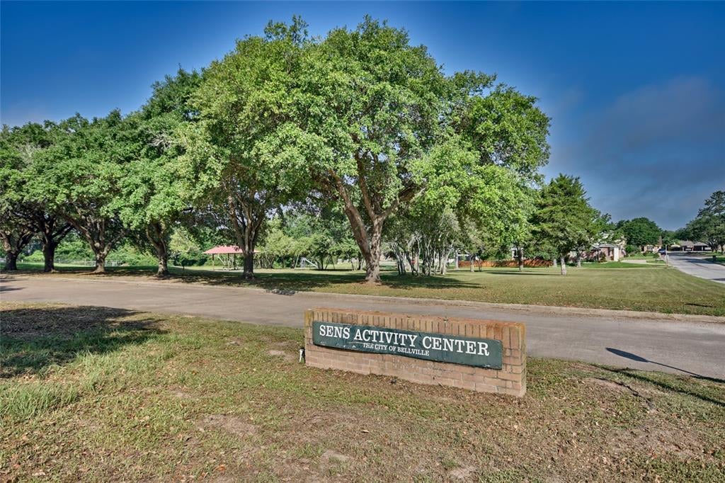 37 Briarwood Ln Bellville, Tx 77418