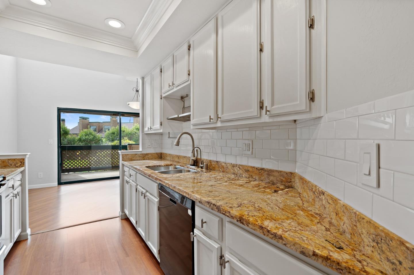 60 Cove Ln