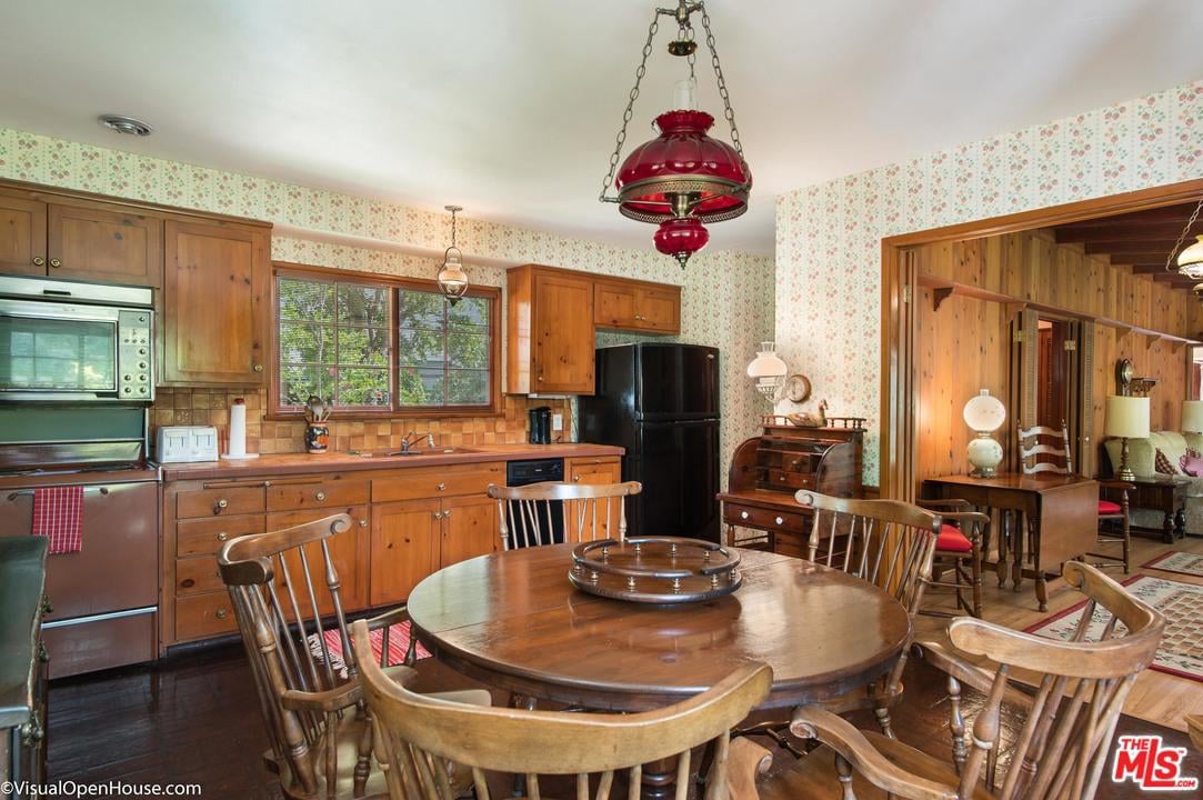 Charming 2 Bedroom Cottage in Studio City