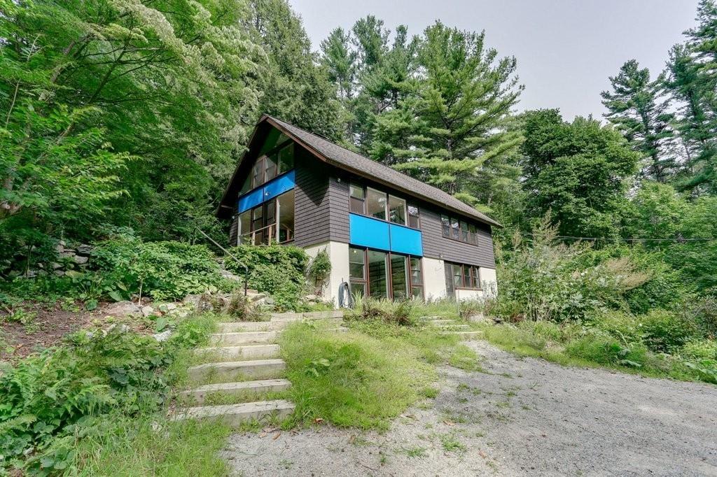 215 The Valley Road