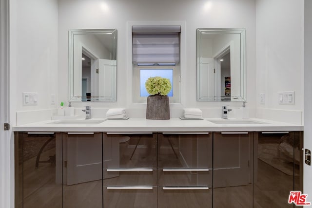 4450 Hayvenhurst Ave