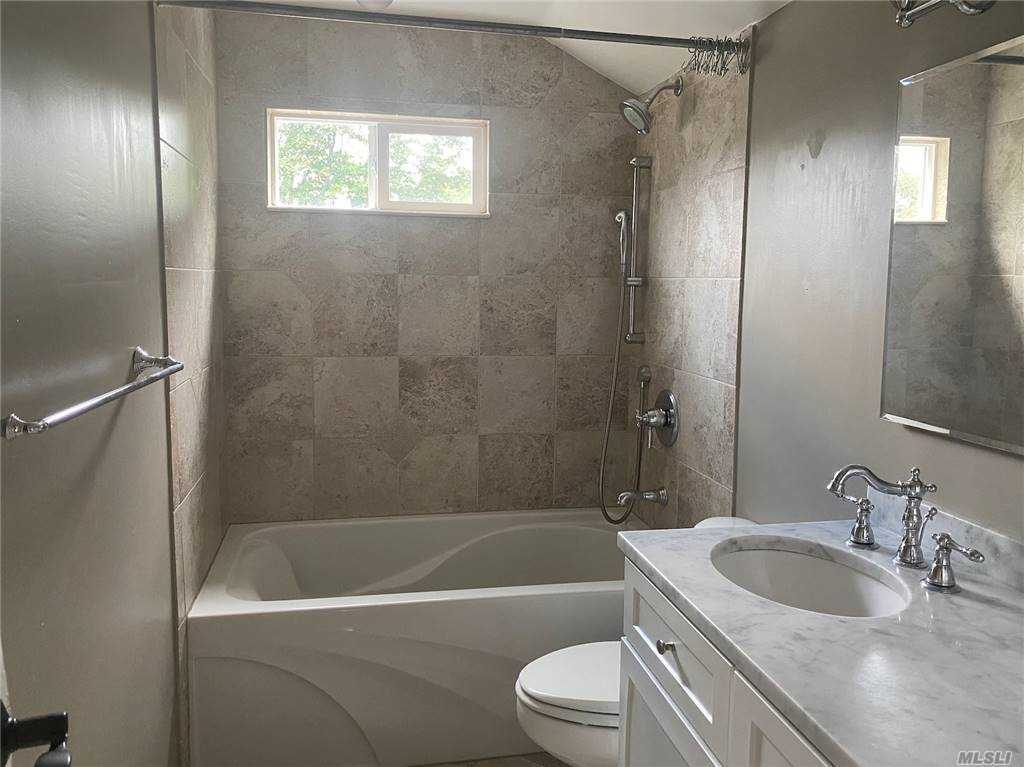 212 Haypath Rd, Old Bethpage