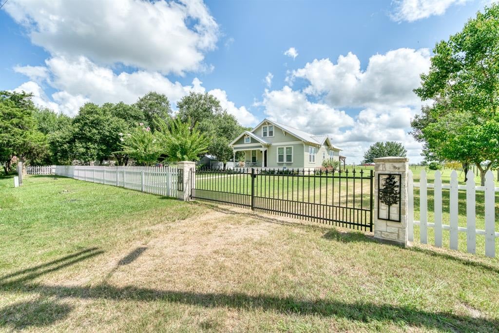 134 Houston St New Ulm, Tx 78950