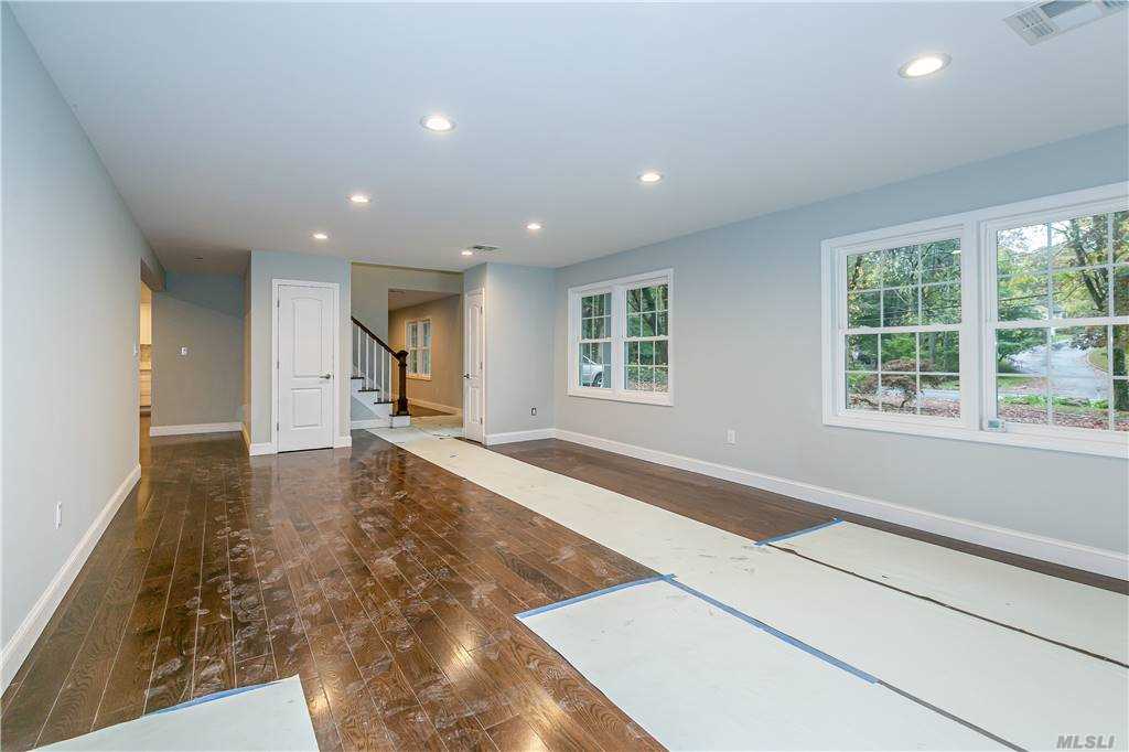 380 Woodbury Rd, Woodbury