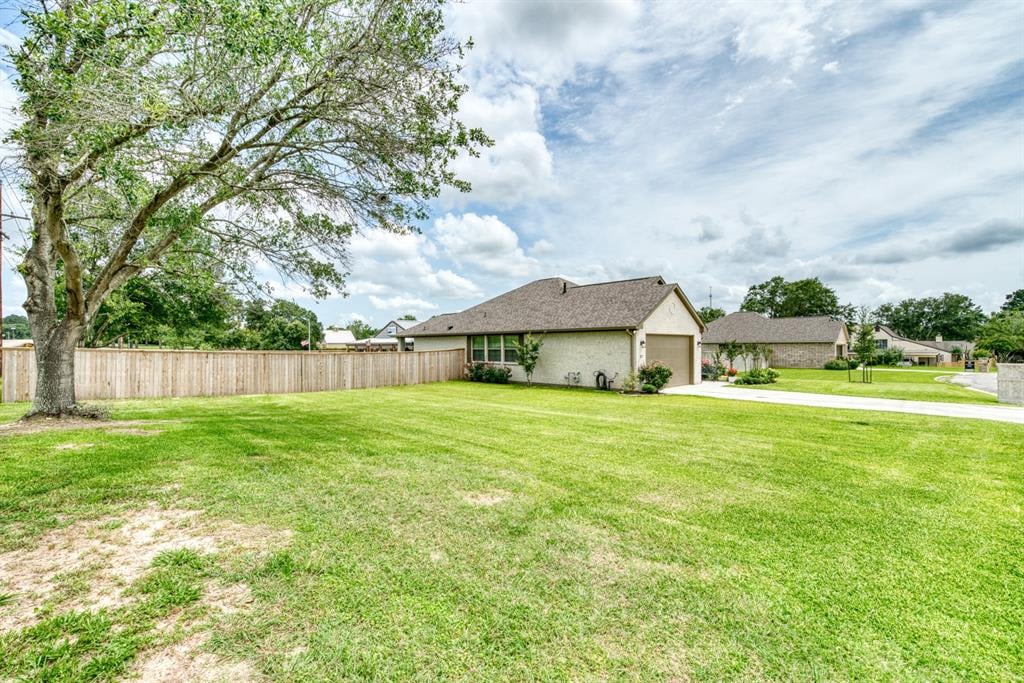 37 Briarwood Ln Bellville, Tx 77418