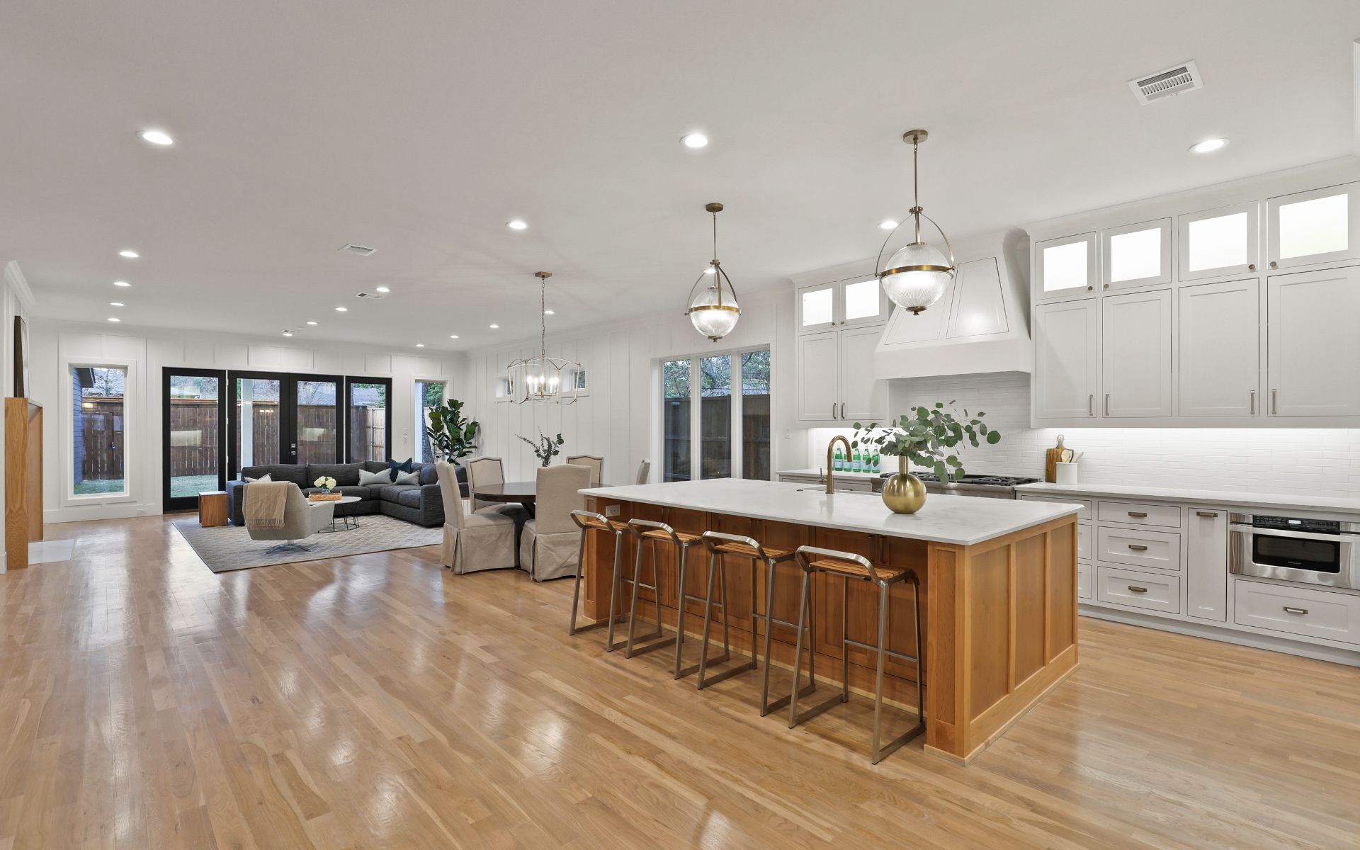 6827 Northridge Dr