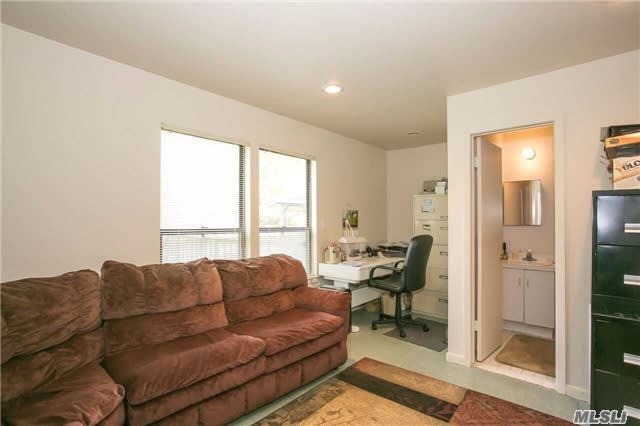 10 Golf Ct, Syosset