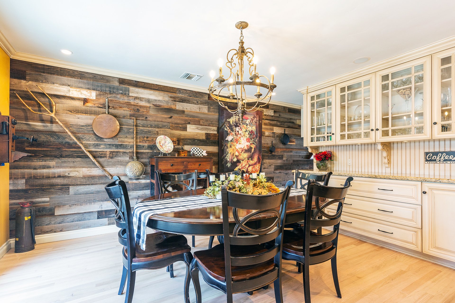 23728 Tiara St, Woodland Hills