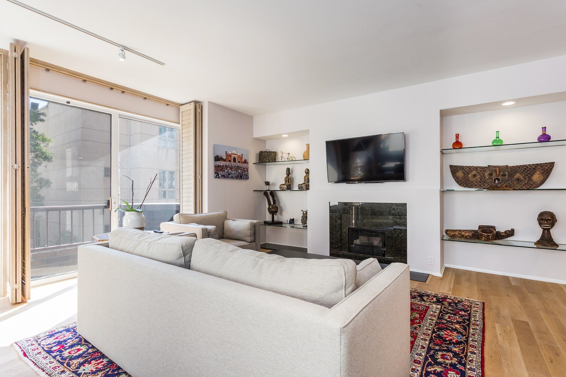 Wilshire Thayer #204, Wilshire Corridor